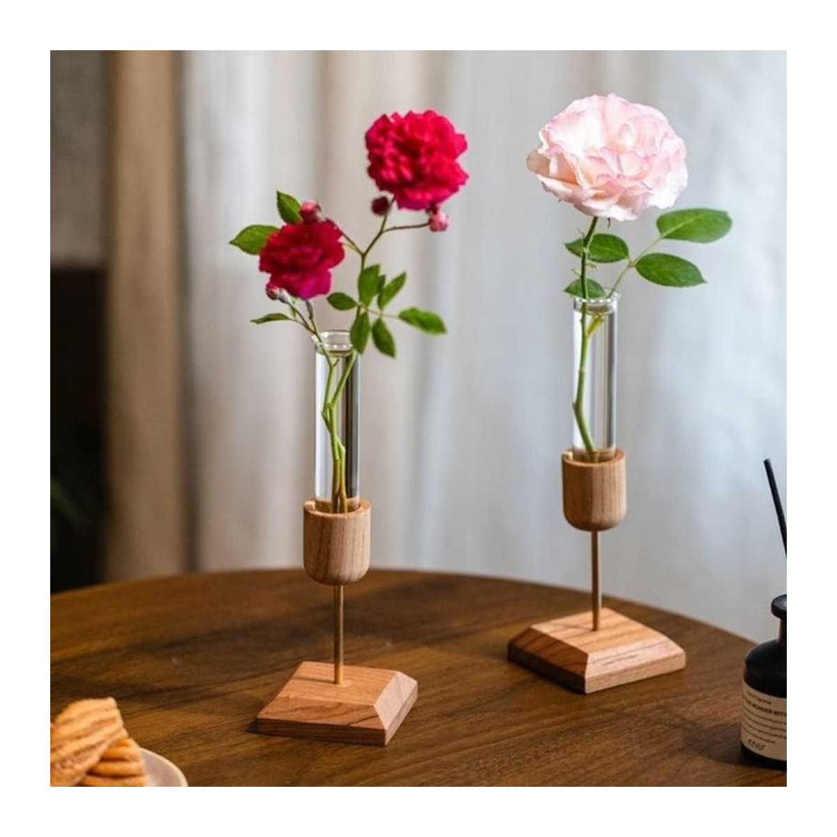 CH CACILLO Dekorative Holz-Vase mit transparentem Glas für Schnittblumen in minimalistischem Design, Braun und Transparent - Bild 1