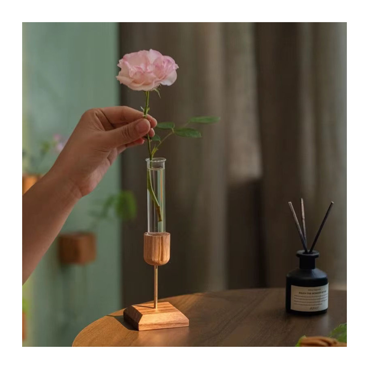 CH CACILLO Dekorative Holz-Vase mit transparentem Glas für Schnittblumen in minimalistischem Design, Braun und Transparent - Bild 3