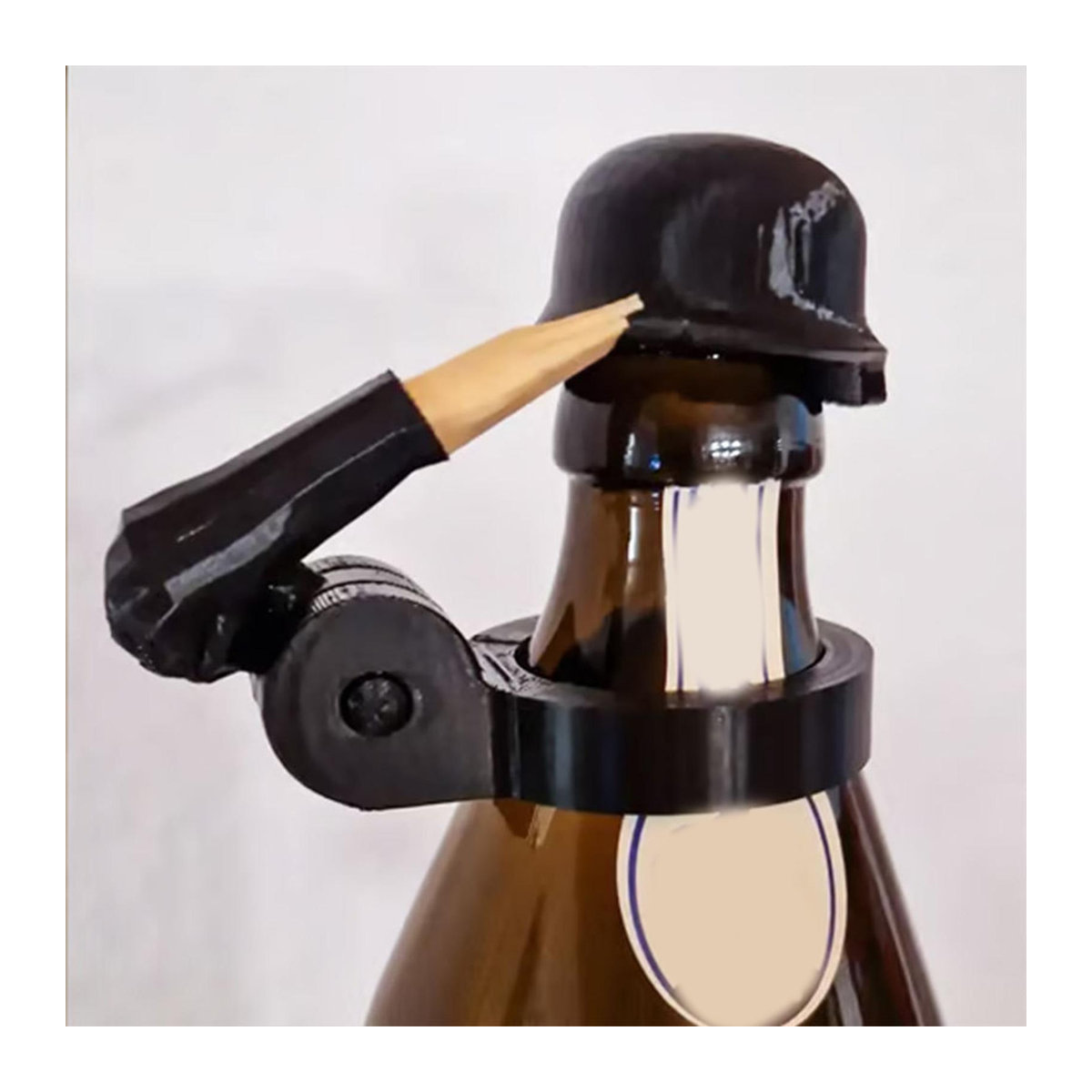 Cherish Eyes Soldaten-Salut Bierdeckel-Helm aus Metall in Schwarz - Bild 3