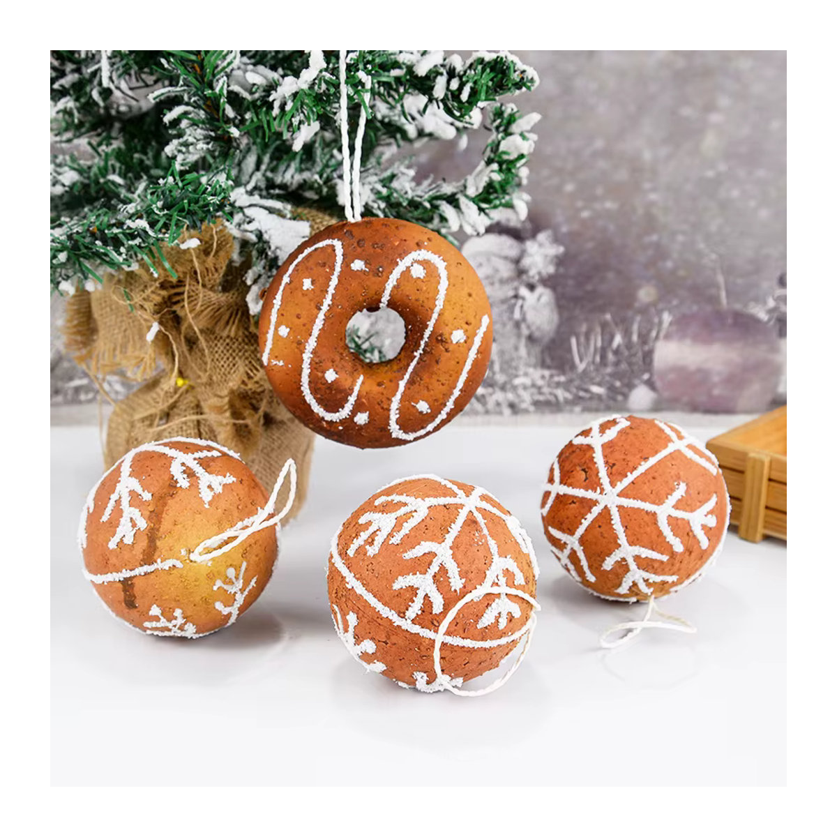 CHIXINHAPPY Weihnachtsbaumschmuck Set aus Kunstharz mit Keksen, Lebkuchenmann, Donuts und Schneeflocken in Mehrfarbig - Bild 2