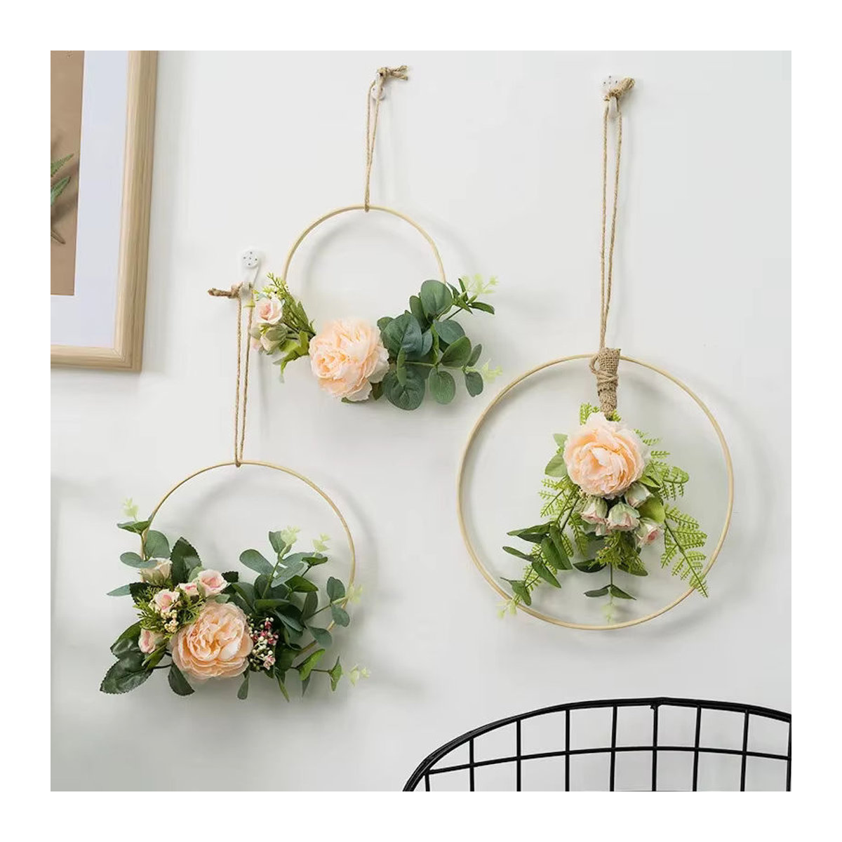 Cilected Holzreifen-Blumenkranz mit künstlichen Rosen und Eukalyptus als runder Wandbehang in Weiß und Mehrfarbig für Bohemian Hochzeitsdekorationen - Bild 2