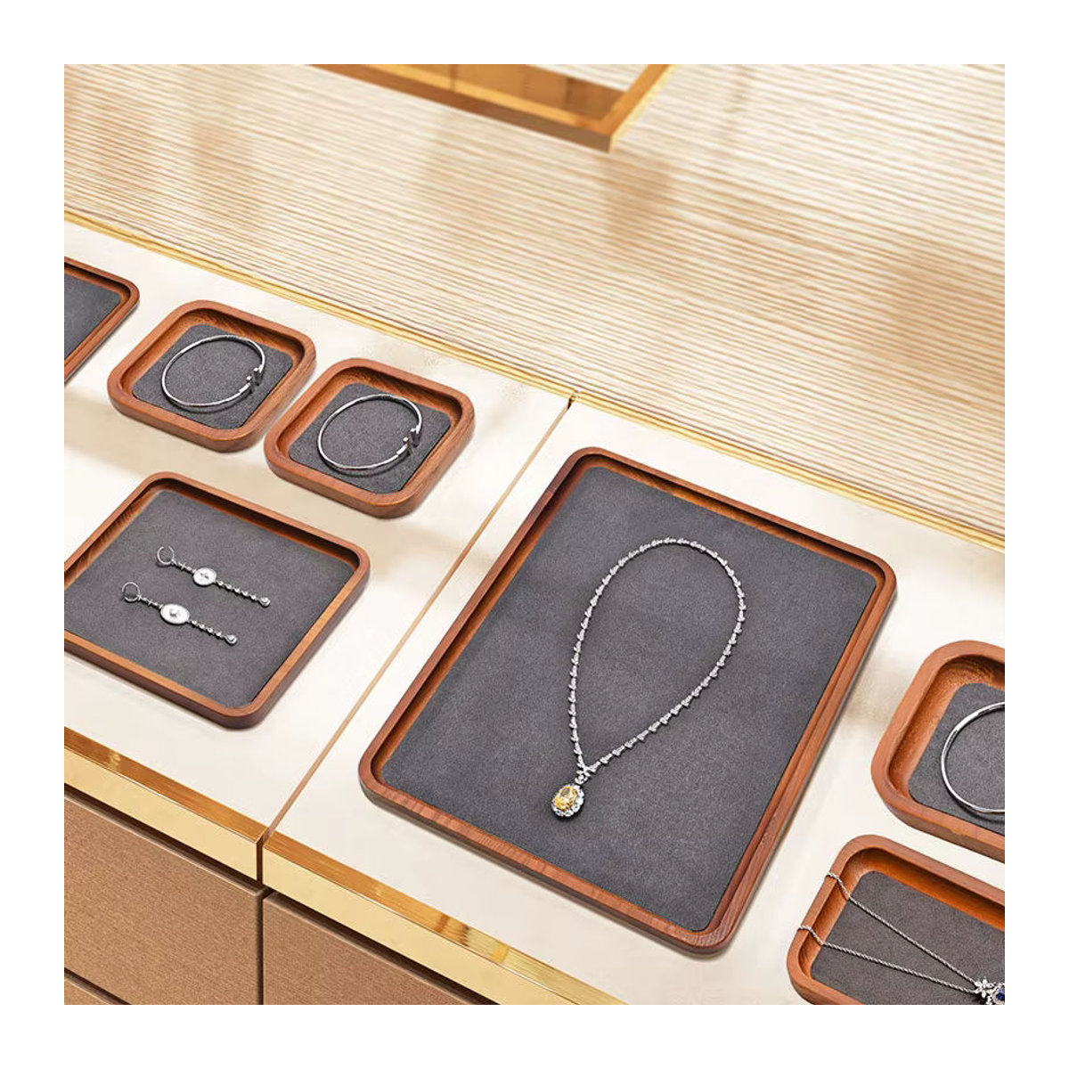 Ciyye Schmuck-Display-Tablett aus Holz als stapelbarer Organizer für Armbänder, Halsketten und Ringe in Braun oder Grau - Bild 2