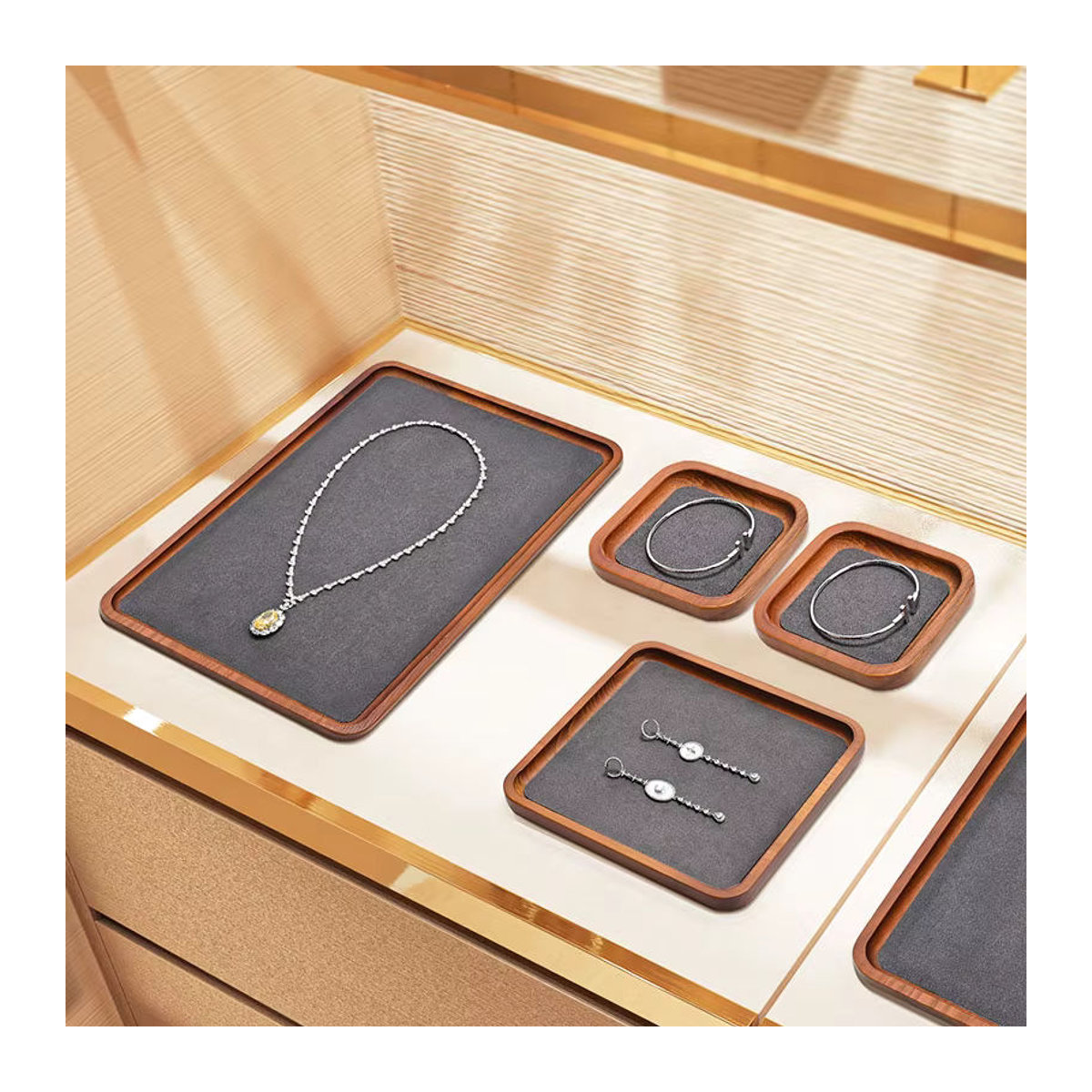 Ciyye Schmuck-Display-Tablett aus Holz als stapelbarer Organizer für Armbänder, Halsketten und Ringe in Braun oder Grau - Bild 3