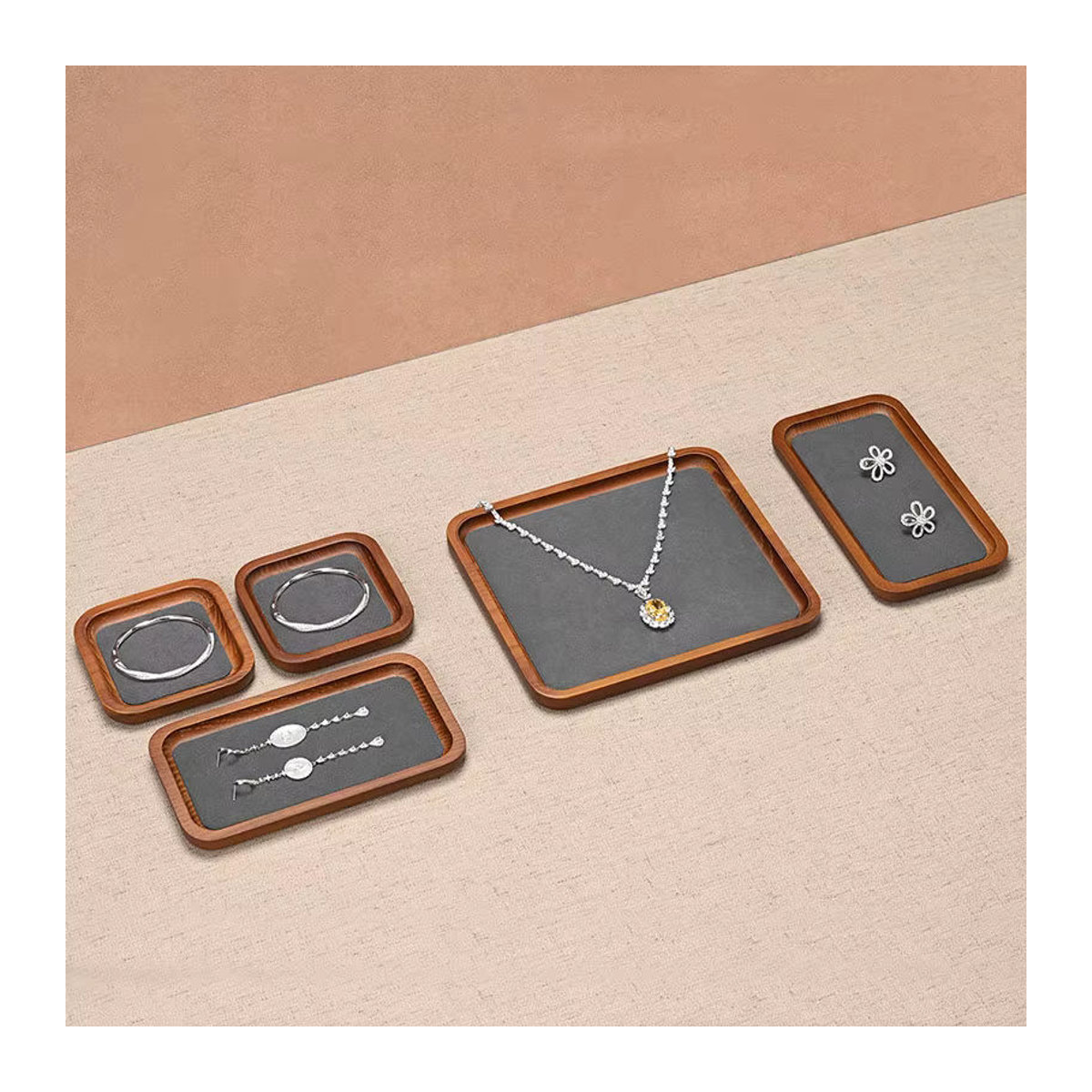Ciyye Schmuck-Display-Tablett aus Holz als stapelbarer Organizer für Armbänder, Halsketten und Ringe in Braun oder Grau - Bild 4