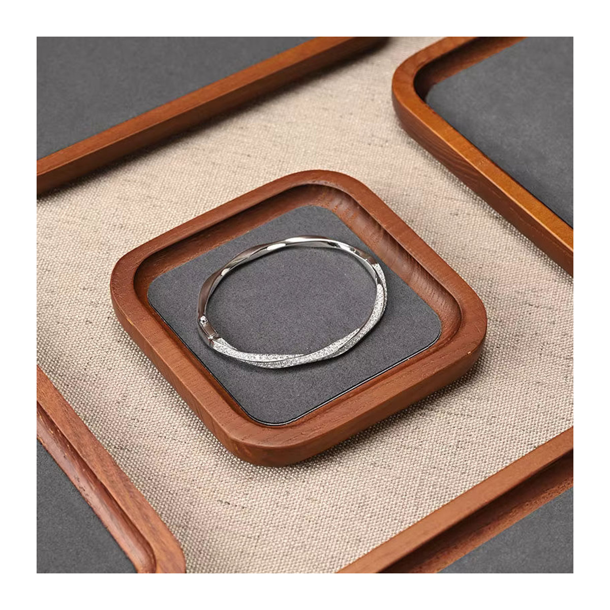Ciyye Schmuck-Display-Tablett aus Holz als stapelbarer Organizer für Armbänder, Halsketten und Ringe in Braun oder Grau - Bild 5