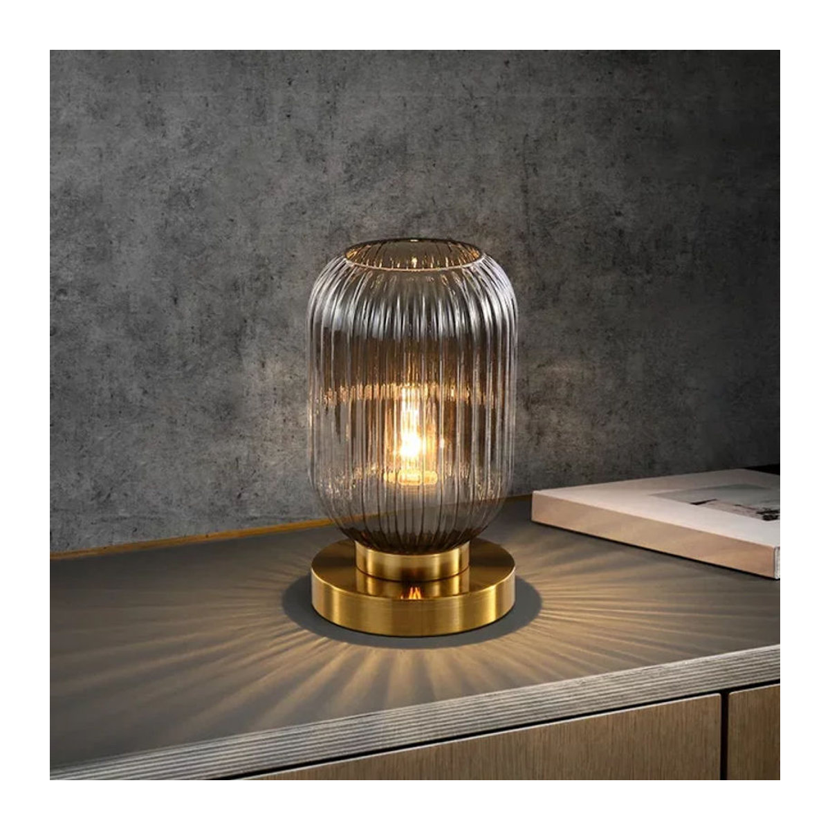 Claeted Tischlampe im skandinavischen Design aus Glas für Schlafzimmer und Wohnzimmer in Weiß, Blau, Bernstein oder Grau - Bild 1