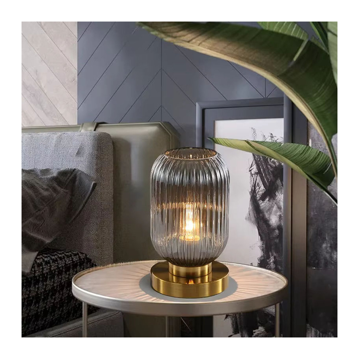 Claeted Tischlampe im skandinavischen Design aus Glas für Schlafzimmer und Wohnzimmer in Weiß, Blau, Bernstein oder Grau - Bild 3