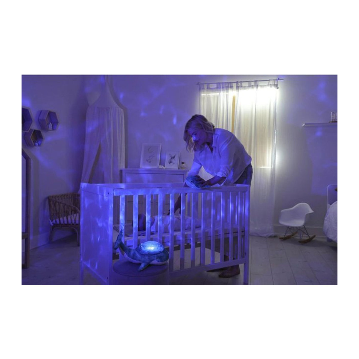 Cloud B Nachtlicht Projektor Tranquil Whale Family in Blau - Bild 1