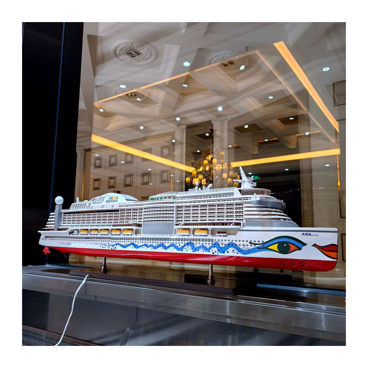 Columbus Luxus-Kreuzfahrtschiff-Modell Aida als dekoratives Holzboot-Ornament mit Licht in Weiß - Bild 2