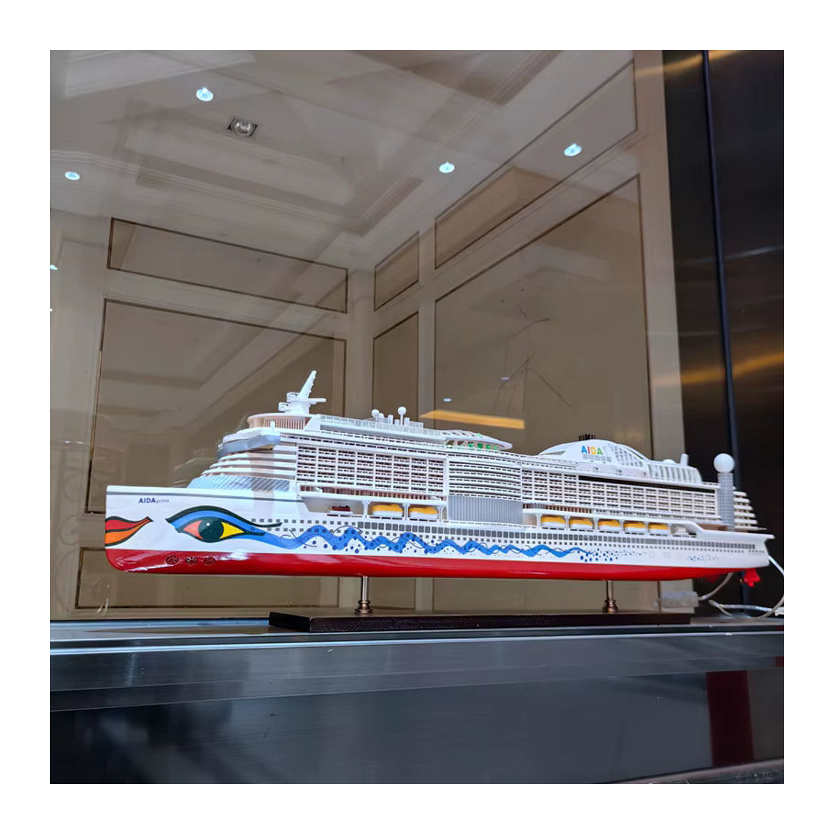 Columbus Luxus-Kreuzfahrtschiff-Modell Aida als dekoratives Holzboot-Ornament mit Licht in Weiß - Bild 3