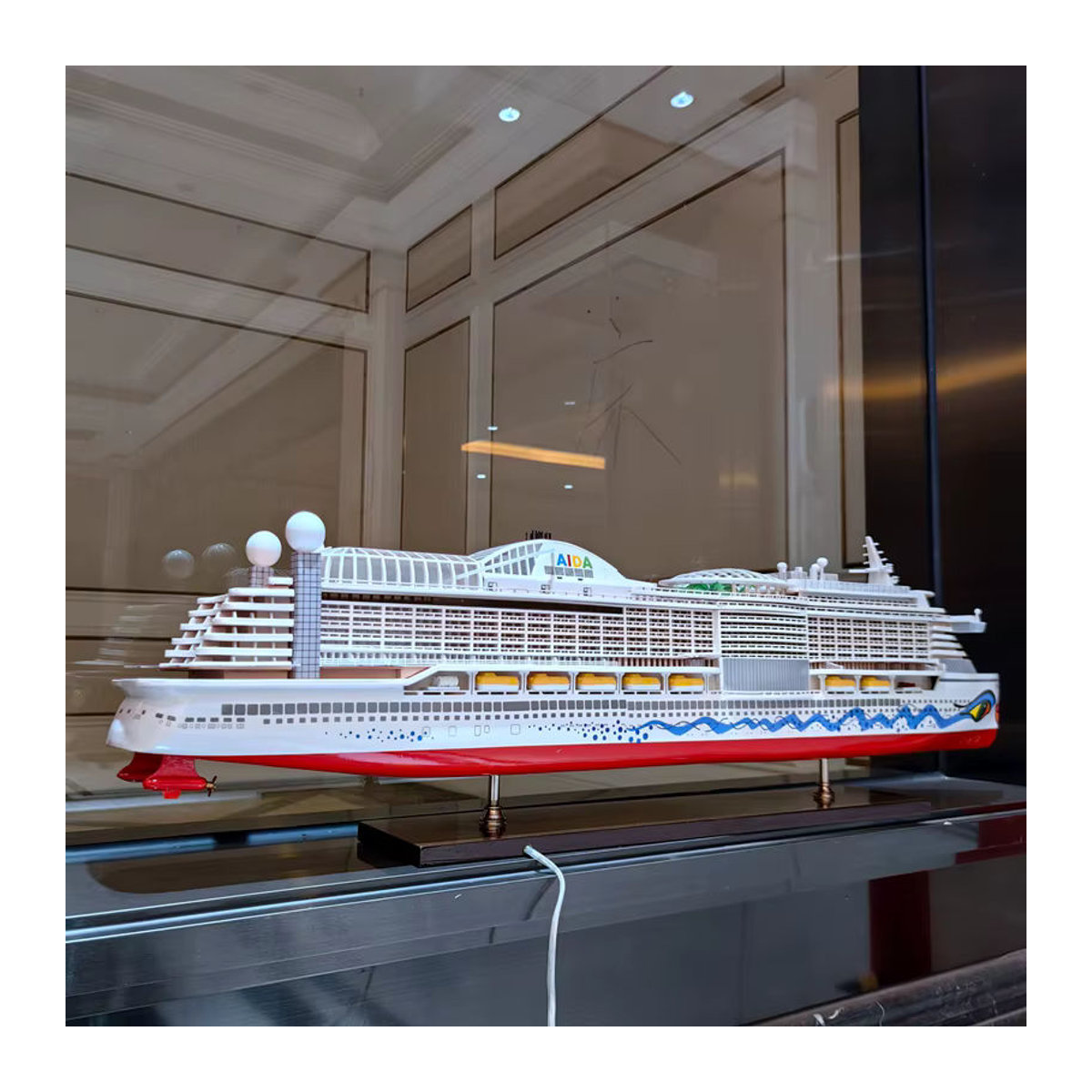 Columbus Luxus-Kreuzfahrtschiff-Modell Aida als dekoratives Holzboot-Ornament mit Licht in Weiß - Bild 4