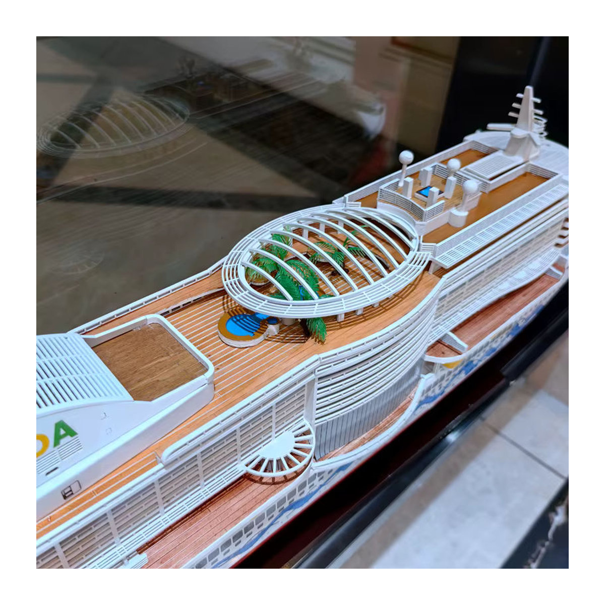 Columbus Luxus-Kreuzfahrtschiff-Modell Aida als dekoratives Holzboot-Ornament mit Licht in Weiß - Bild 5