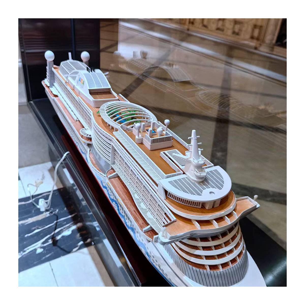 Columbus Luxus-Kreuzfahrtschiff-Modell Aida als dekoratives Holzboot-Ornament mit Licht in Weiß - Bild 6