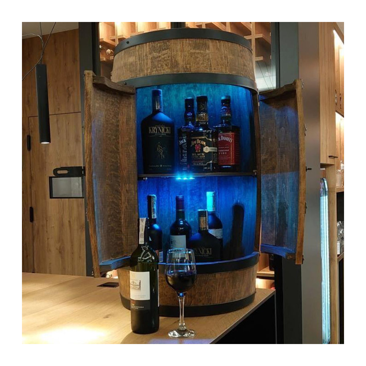 CreativeCooper RGB LED Weinkühlschrank in Holzfass-Optik mit Türen, Braun/Nussbaum, Landhausstil, B: 80 cm, T: 50 cm - Bild 2