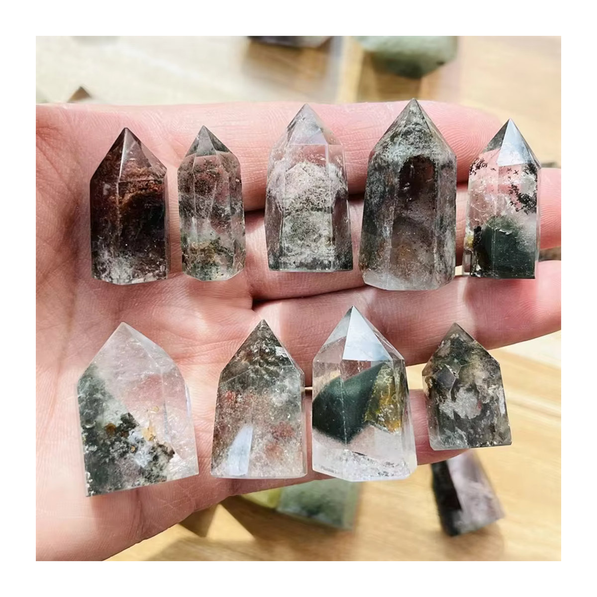 CrystalHola Grüner Geisterstein in Säulenform, Handgeschnitzter natürlicher Stein in Grün und Mehrfarbig, Abstraktes geometrisches Wohndekor - Bild 3