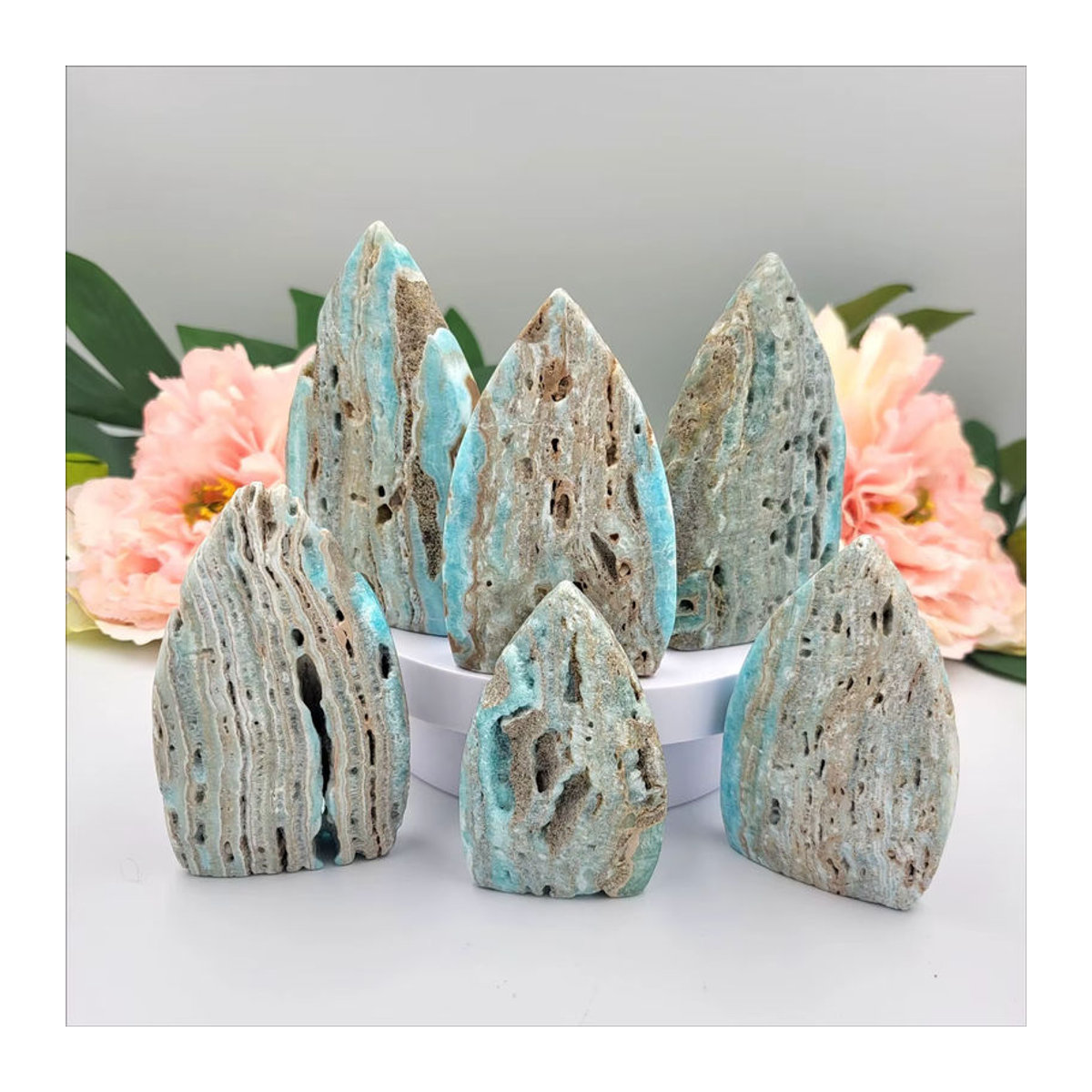 CrystalHola Hemimorphit-Kristall in Blau und Weiß, unregelmäßige Wellenform als freistehender Dekostein - Bild 2
