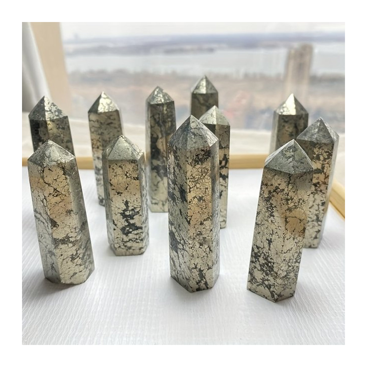 CrystalHola Pyrit Turm aus Naturstein in Gold, Geometrische Kristall Säule für spirituelle Energie und Chakra-Balance - Bild 1