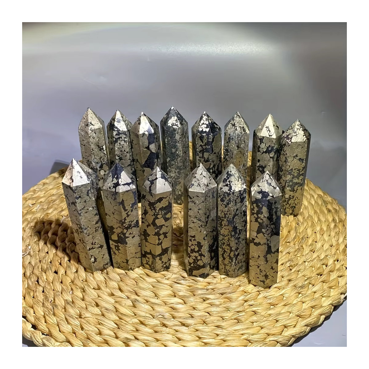 CrystalHola Pyrit Turm aus Naturstein in Gold, Geometrische Kristall Säule für spirituelle Energie und Chakra-Balance - Bild 5