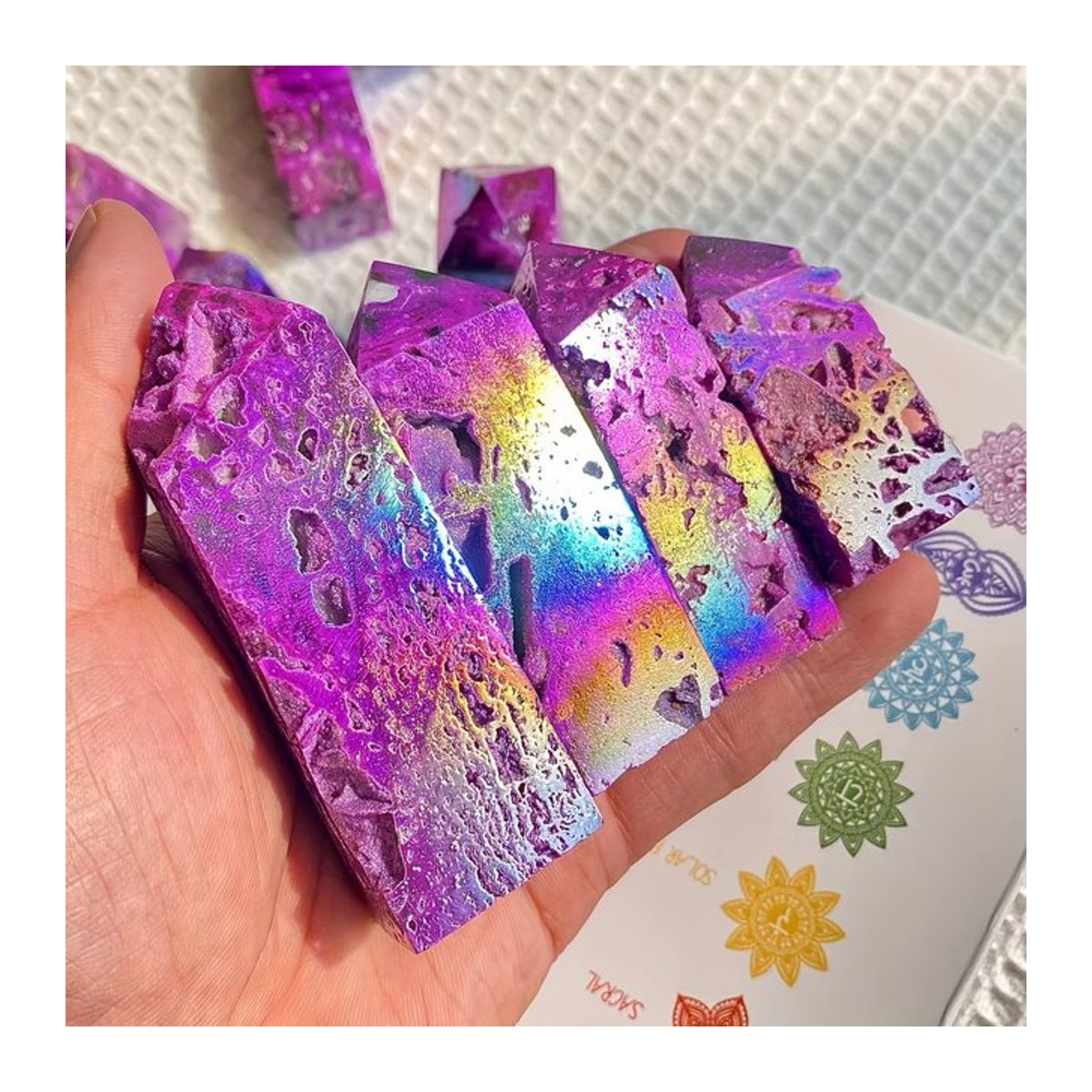 CrystalHola Regenbogen-Aura Sphalerit Kristallturm in Lila, schillernder Prismen-Obelisk aus Kunstharz - Bild 1