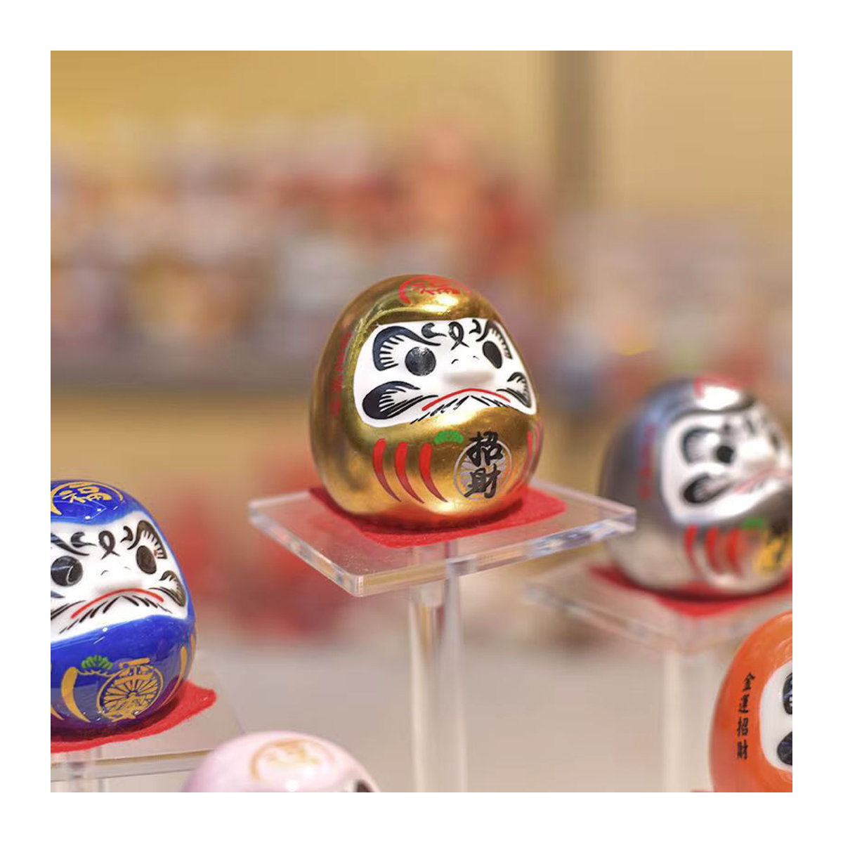Daruma Puppe aus Keramik als mehrfarbiges Glücksornament für deine Miniatur Landschaft und DIY Dekoration - Bild 4