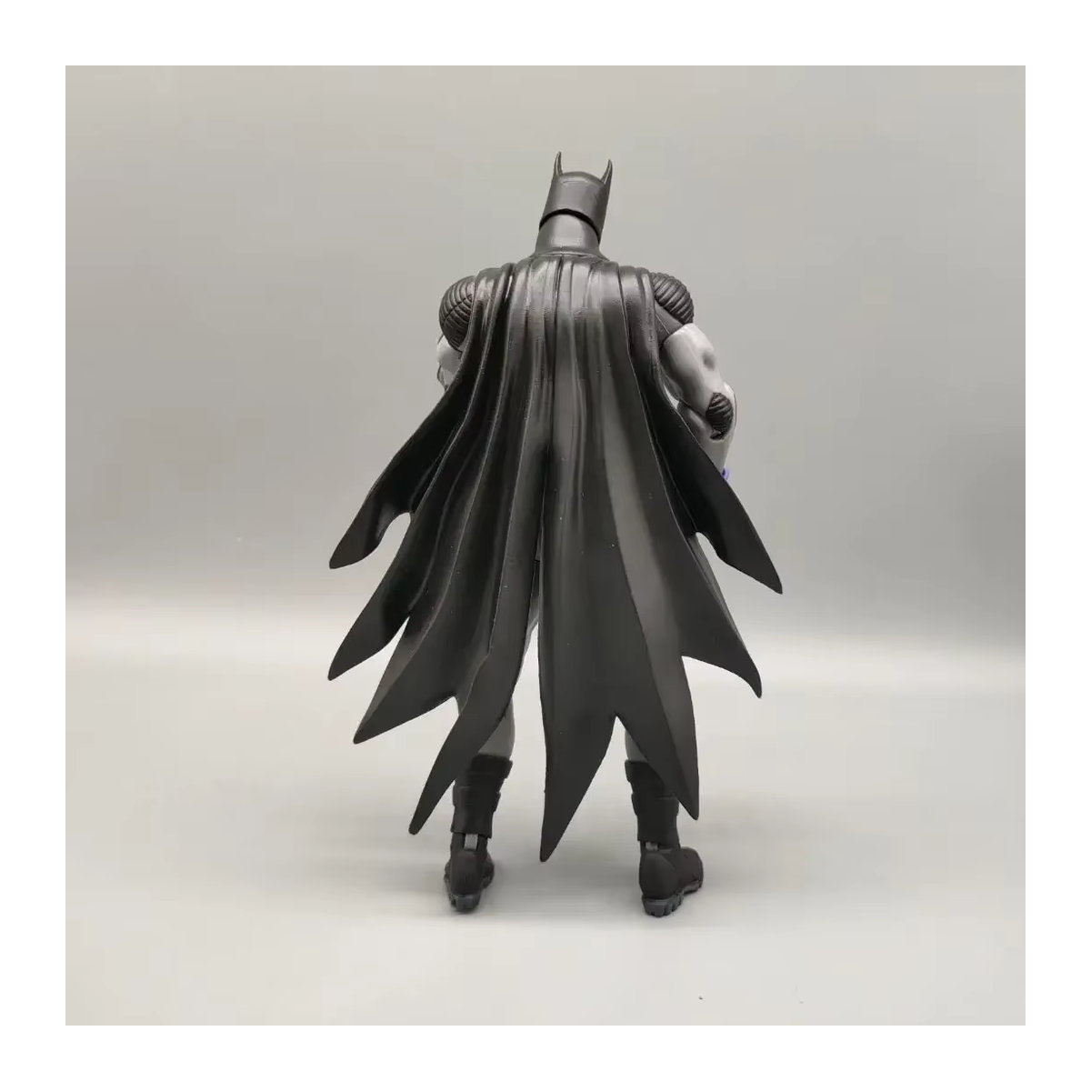 DCC Collectibles Bat-Hero Zero Year Actionfigur, grau, Höhe: 15,24 cm - Bild 2