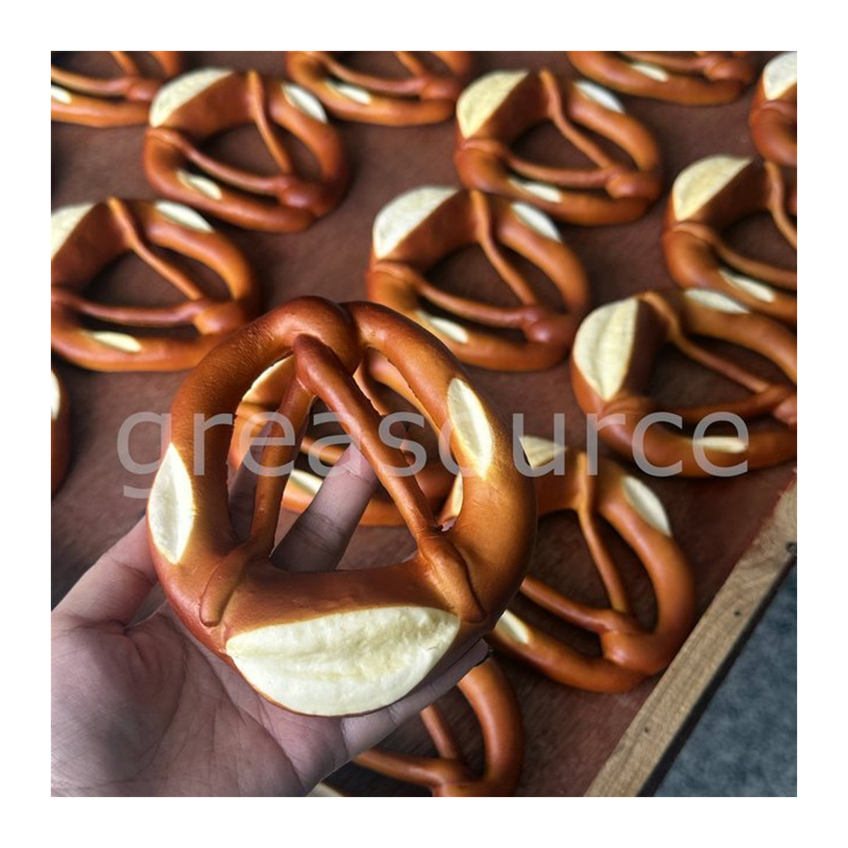 Deko-Pretzel Brot Bogen in Braun als Bäckerei Modell und Food Prop - Bild 1