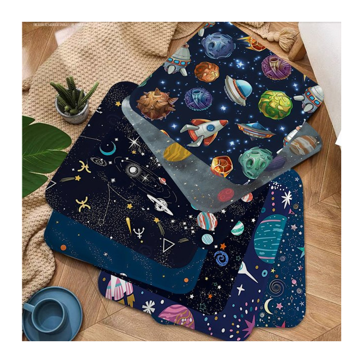 Dekokissen mit Weltraum-Motiv Sterne Mond und Raumschiff in 45 x 45 cm für Sofa und Büro - Bild 1