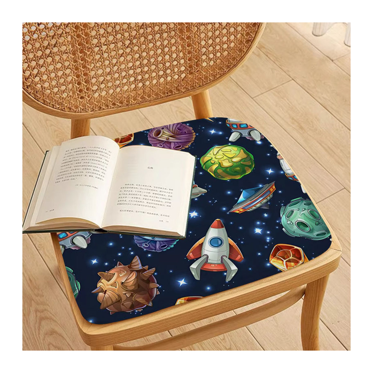 Dekokissen mit Weltraum-Motiv Sterne Mond und Raumschiff in 45 x 45 cm für Sofa und Büro - Bild 2