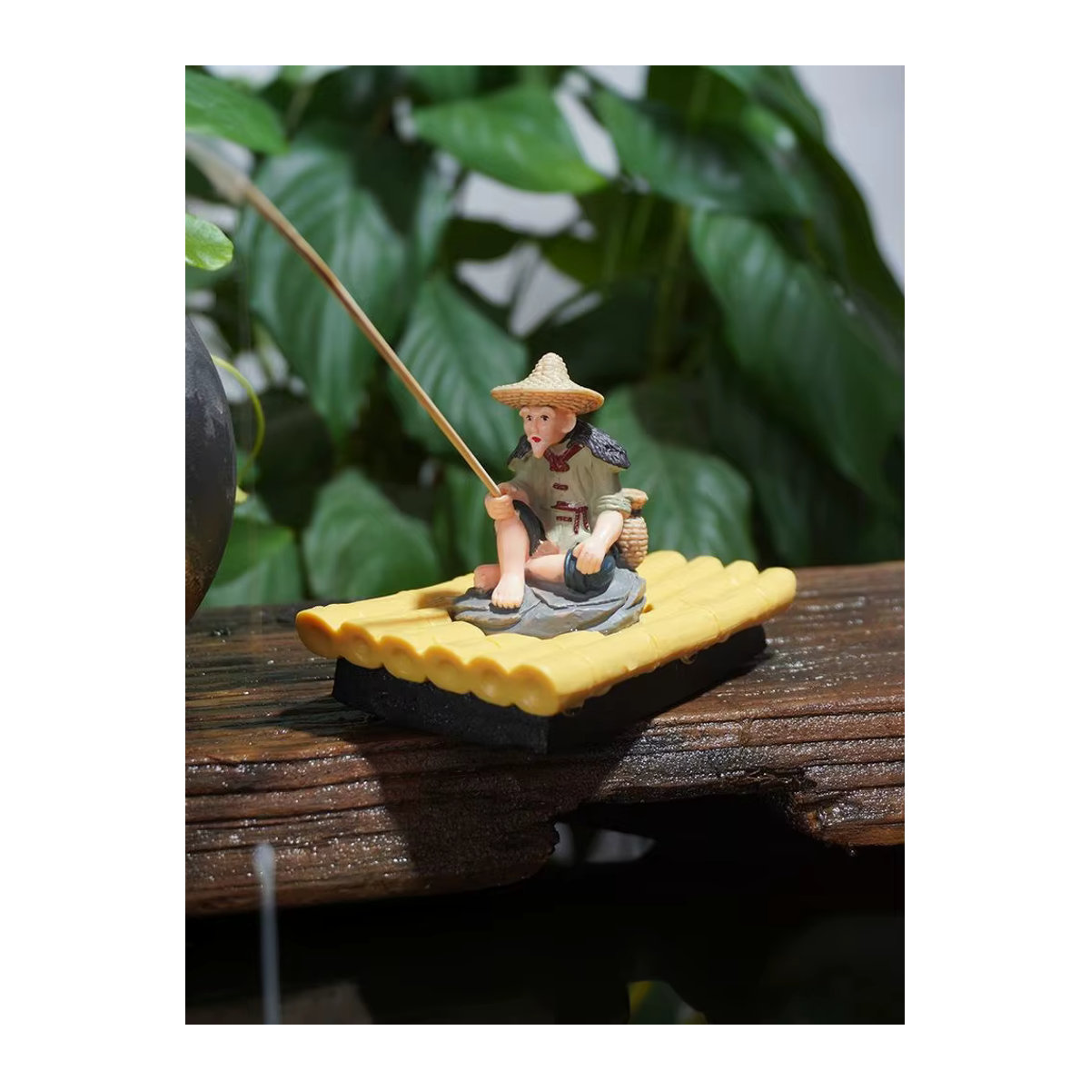 Dekorative Fischer-Figur auf Bambus-Floß für Garten, Aquarium und Outdoor-Dekoration in Mehrfarbig - Bild 5