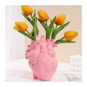 Dekorative Herz Vase aus Kunstharz in Gold und Rosa für deine Heimdekoration