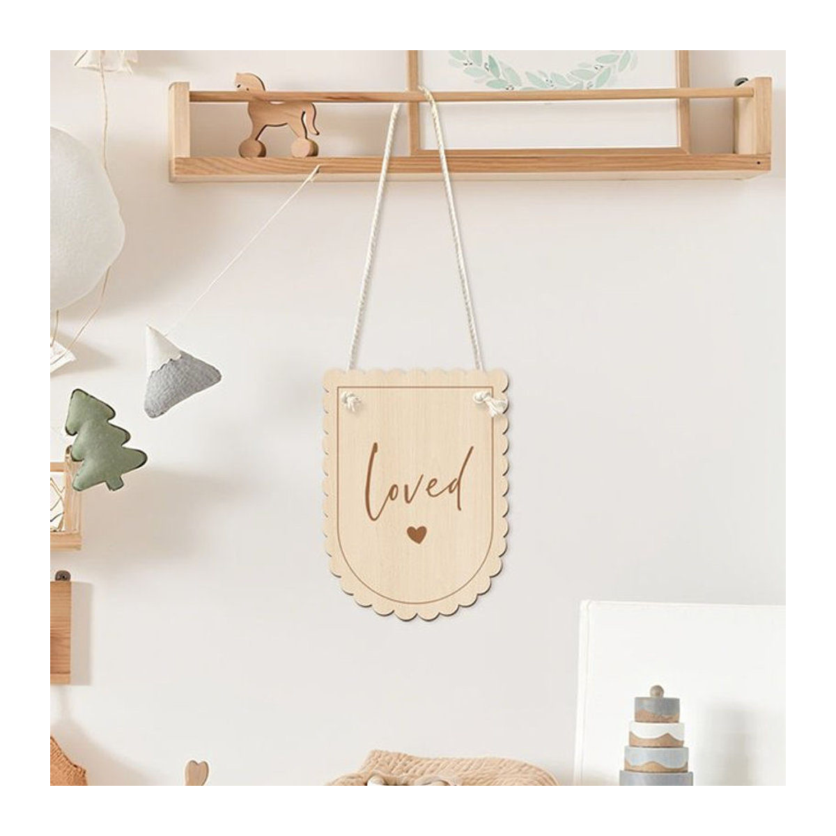 Dekorative Holzschild-Plakette mit Herzen in Braun und Beige für Kinderzimmer und Spielzimmer, skandinavischer Wanddekor zum Aufhängen - Bild 1