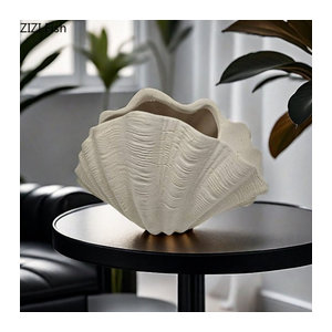 Dekorative Keramikvase in Beige mit Muschel-Ornament für Schnittblumen und Dekoration