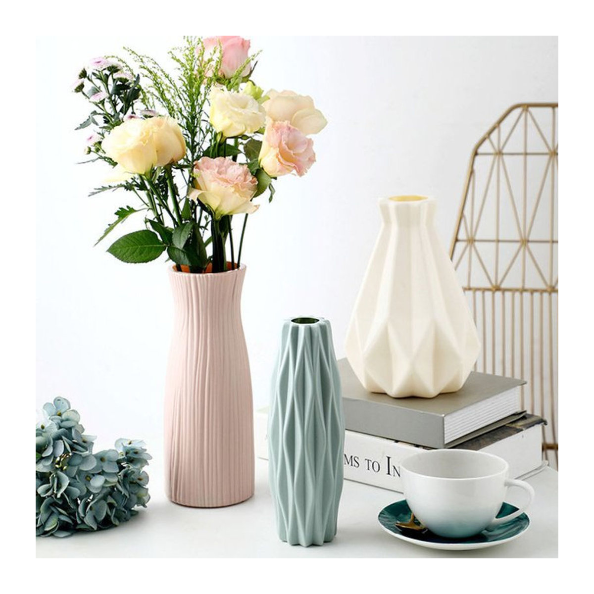 Dekorative Kunststoff Vase in Keramik-Optik für Schnittblumen und Topfpflanzen, Weiß/Beige, Skandinavischer Stil - Bild 1