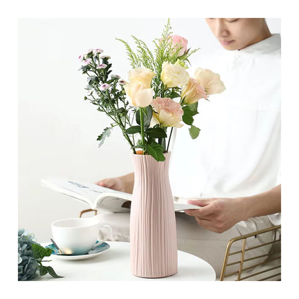 Dekorative Kunststoff Vase in Keramik-Optik für Schnittblumen und Topfpflanzen, Weiß/Beige, Skandinavischer Stil - Bild 2