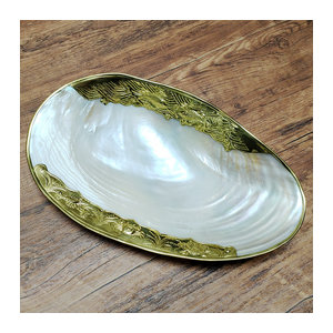 Dekorative Muschelschale aus Perlmutt mit goldenem Metallrand in Weiß, ideal als Schmuckschale oder Fotografie-Requisite