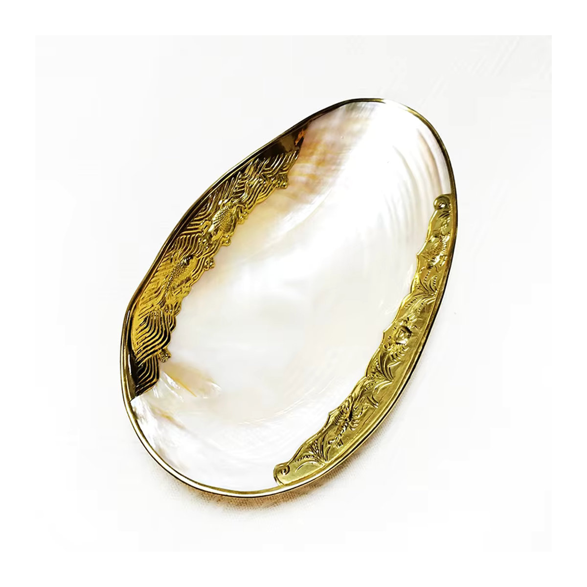 Dekorative Muschelschale aus Perlmutt mit goldenem Metallrand in Weiß, ideal als Schmuckschale oder Fotografie-Requisite - Bild 2
