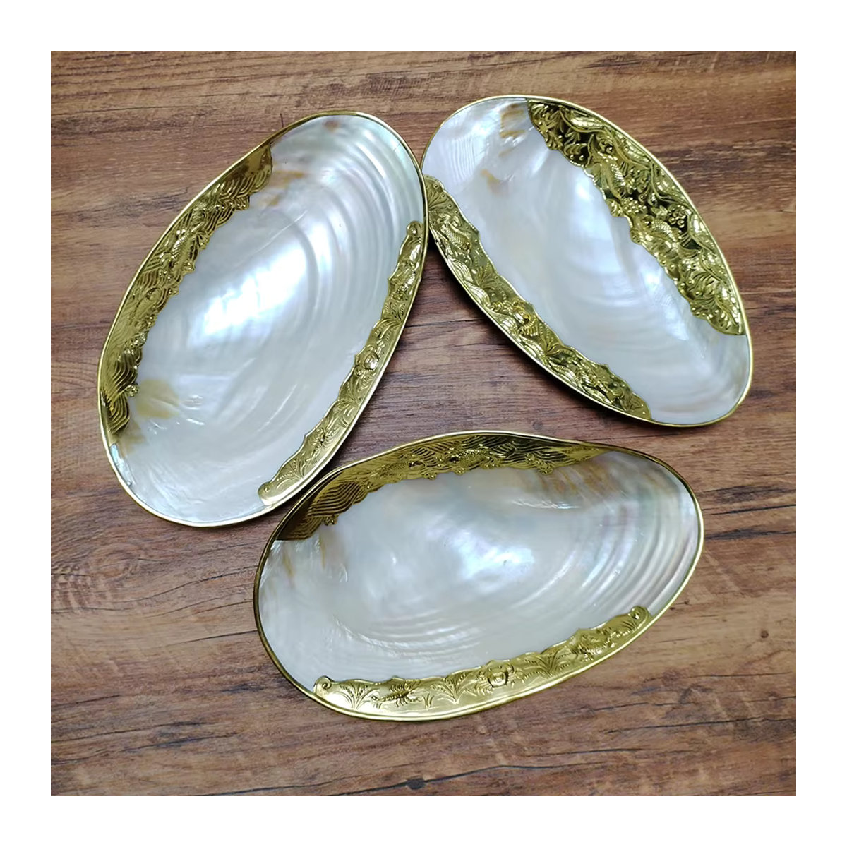 Dekorative Muschelschale aus Perlmutt mit goldenem Metallrand in Weiß, ideal als Schmuckschale oder Fotografie-Requisite - Bild 3