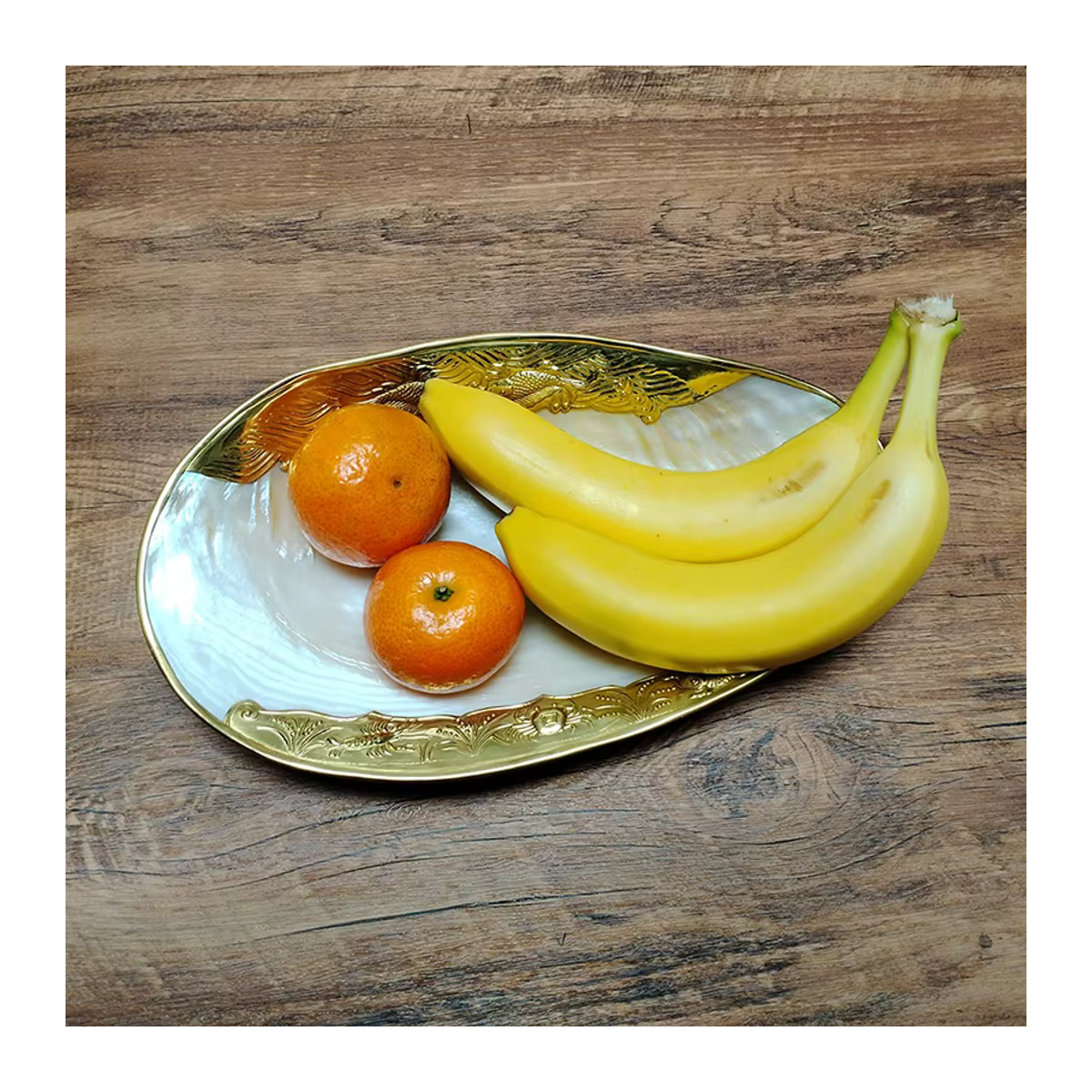 Dekorative Muschelschale aus Perlmutt mit goldenem Metallrand in Weiß, ideal als Schmuckschale oder Fotografie-Requisite - Bild 4