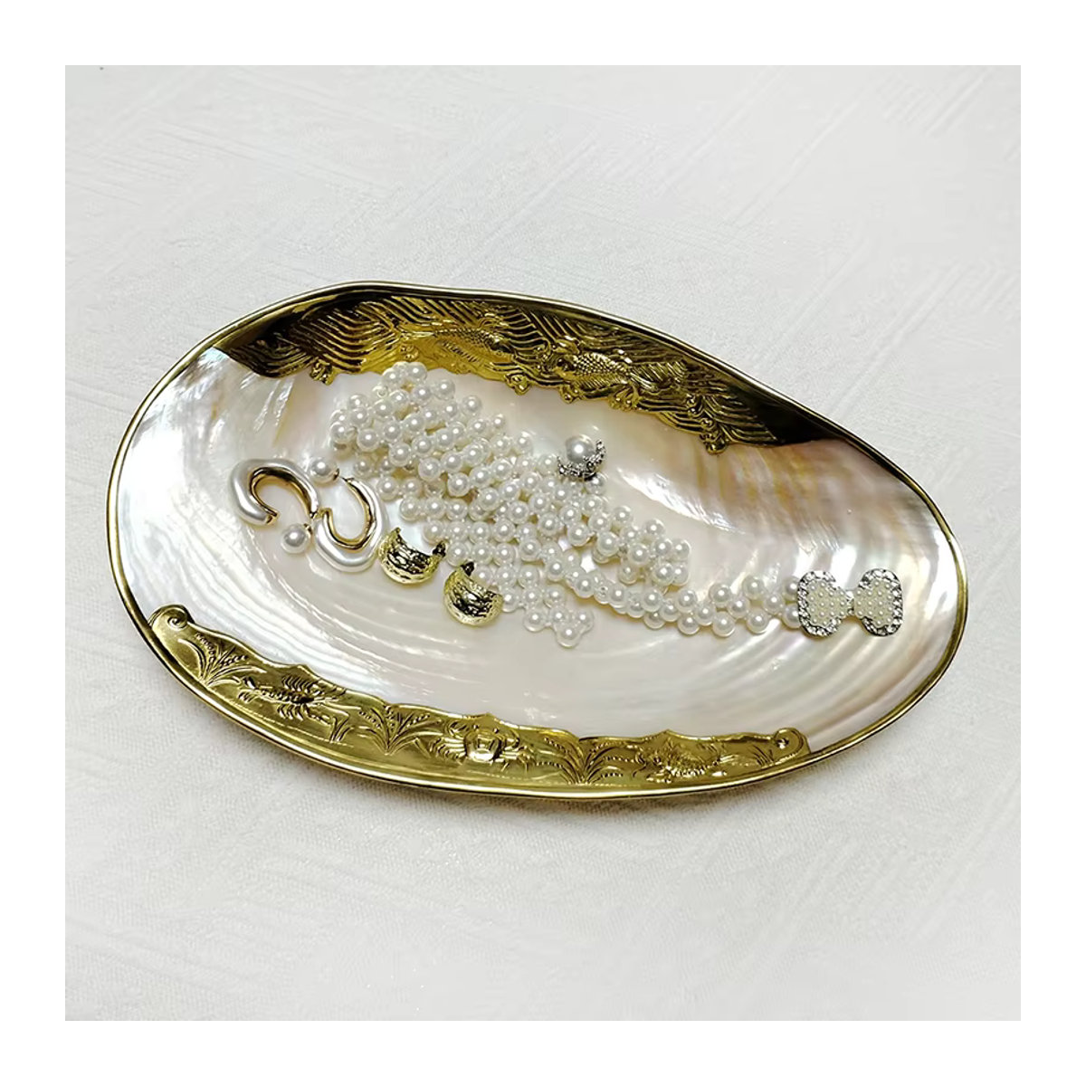 Dekorative Muschelschale aus Perlmutt mit goldenem Metallrand in Weiß, ideal als Schmuckschale oder Fotografie-Requisite - Bild 5