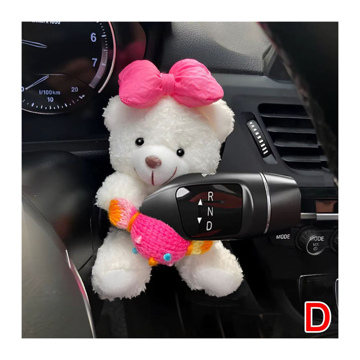Dekorative Plüschbär-Figur aus Textil in Weiß als Auto-Innenraum-Ornament für Armaturenbrett oder Mittelkonsole - Bild 1