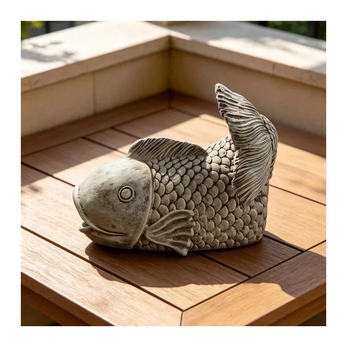 Dekorative Regenwasserablaufrinne in Fischform von Mud in your eye, funktionale Outdoor-Fischskulptur aus Kunstharz in Grau für Garten, Terrasse und Hof - Bild 3