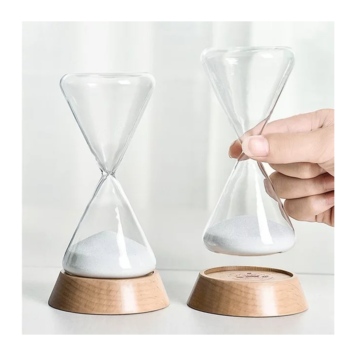 Dekorative Sanduhr aus Borosilikatglas in Weiß und Transparent für dein skandinavisches Desktop-Ornament - Bild 1