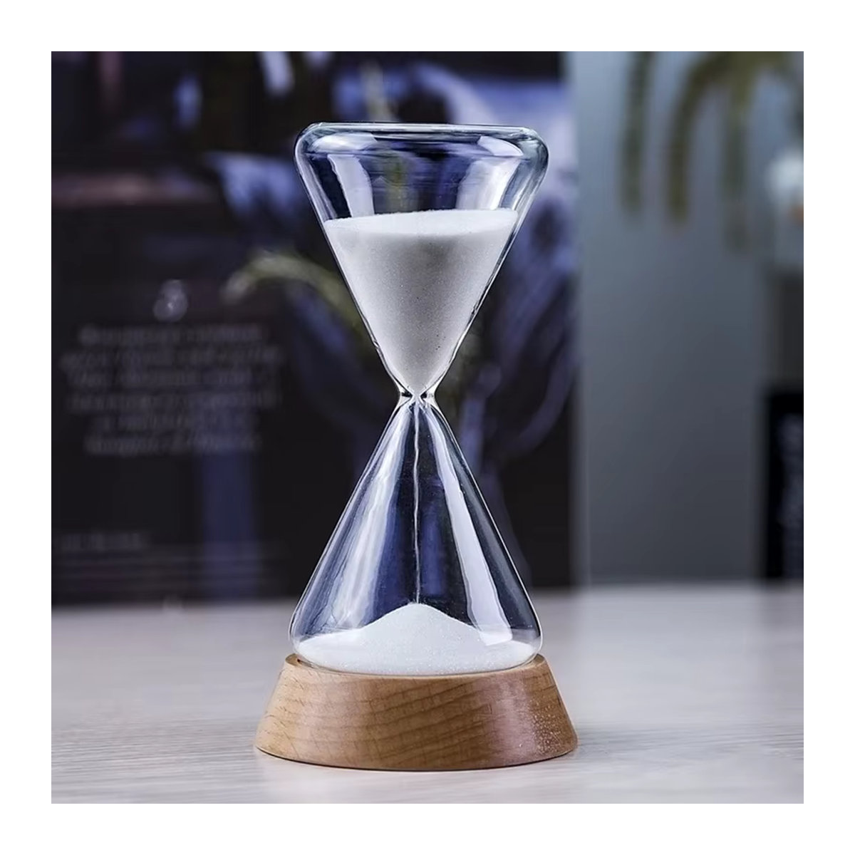 Dekorative Sanduhr aus Borosilikatglas in Weiß und Transparent für dein skandinavisches Desktop-Ornament - Bild 2