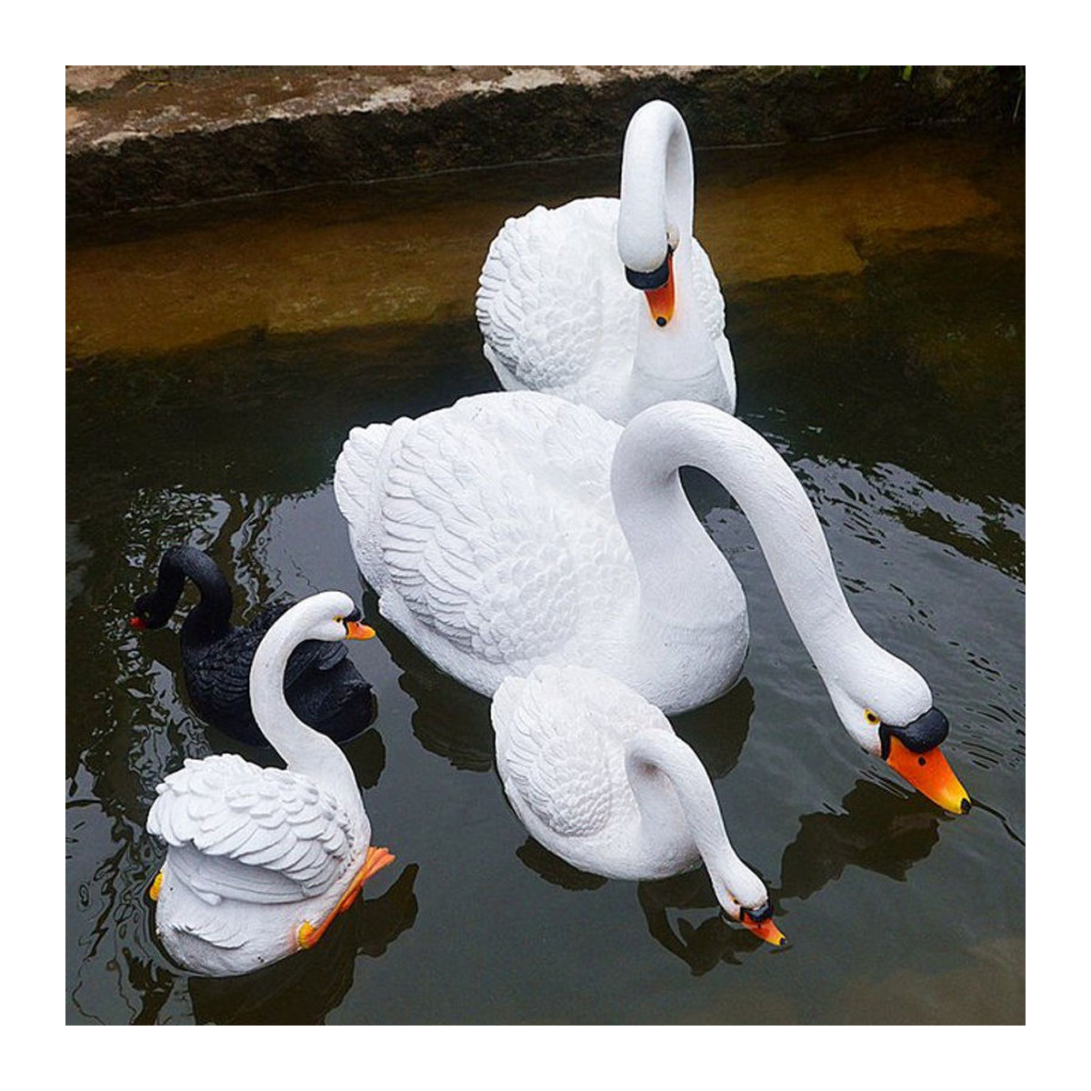Dekorative Schwan-Skulptur aus Kunstharz für Garten, Teich und Aquarium in Weiß und Schwarz - Bild 1