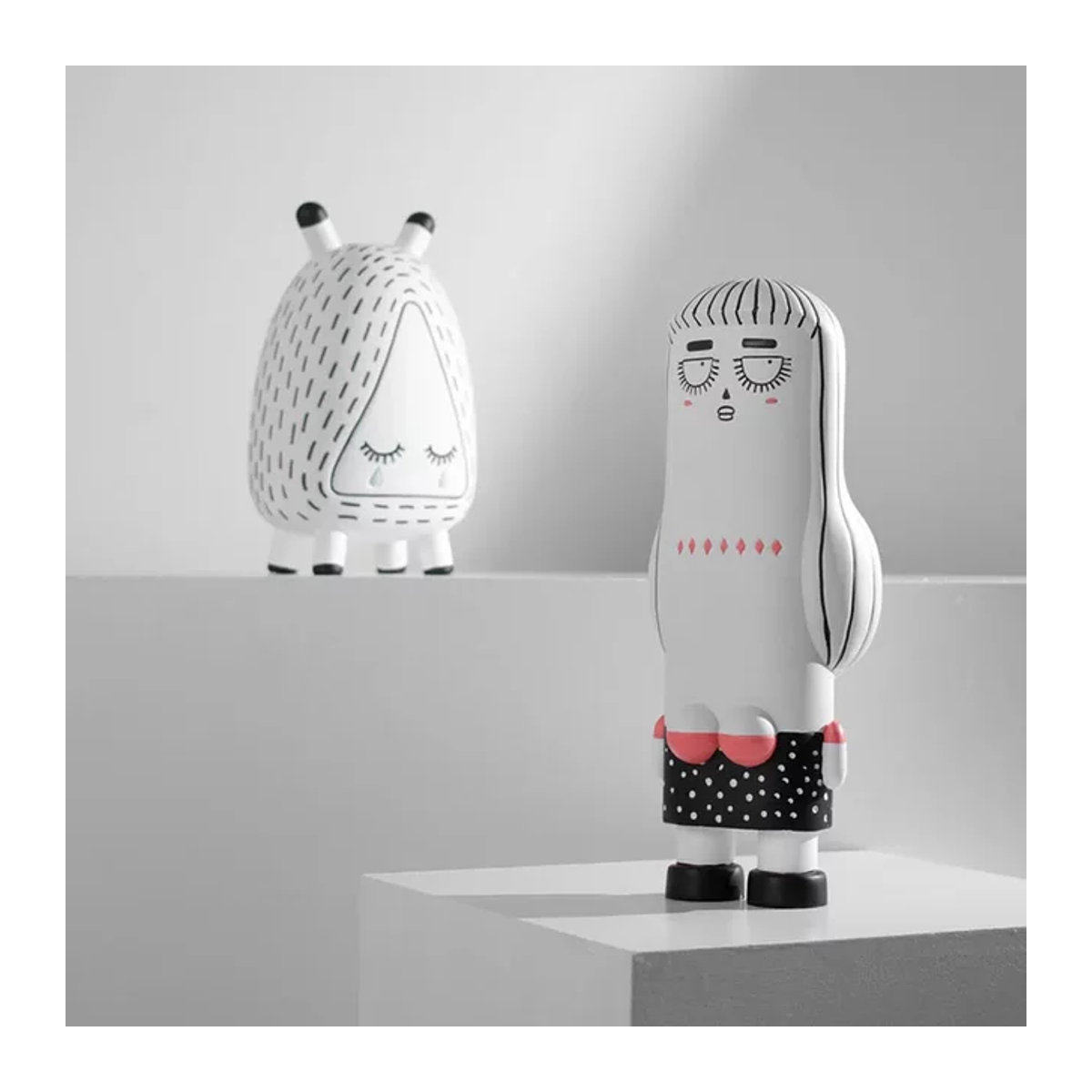 Dekorative Skulptur in Weiß aus Kunstharz im skandinavischen Design als moderne Figur für deine Inneneinrichtung - Bild 1