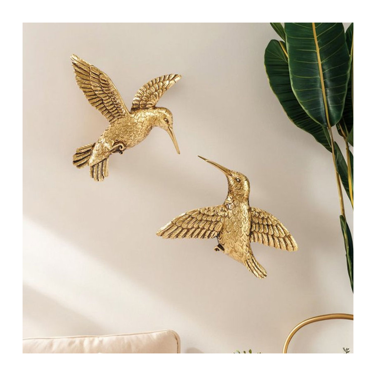 Dekorative Wanddekoration in Form eines fliegenden Kolibris aus Kunstharz und Metall in Gold - Bild 1