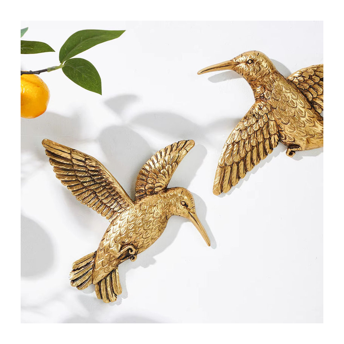 Dekorative Wanddekoration in Form eines fliegenden Kolibris aus Kunstharz und Metall in Gold - Bild 2