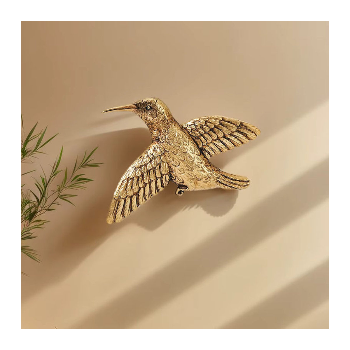 Dekorative Wanddekoration in Form eines fliegenden Kolibris aus Kunstharz und Metall in Gold - Bild 4