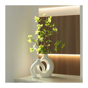 Dekorative weiße Vase in unregelmäßiger Form für Schnittblumen und Trockenblumen aus Keramik und Kunststoff