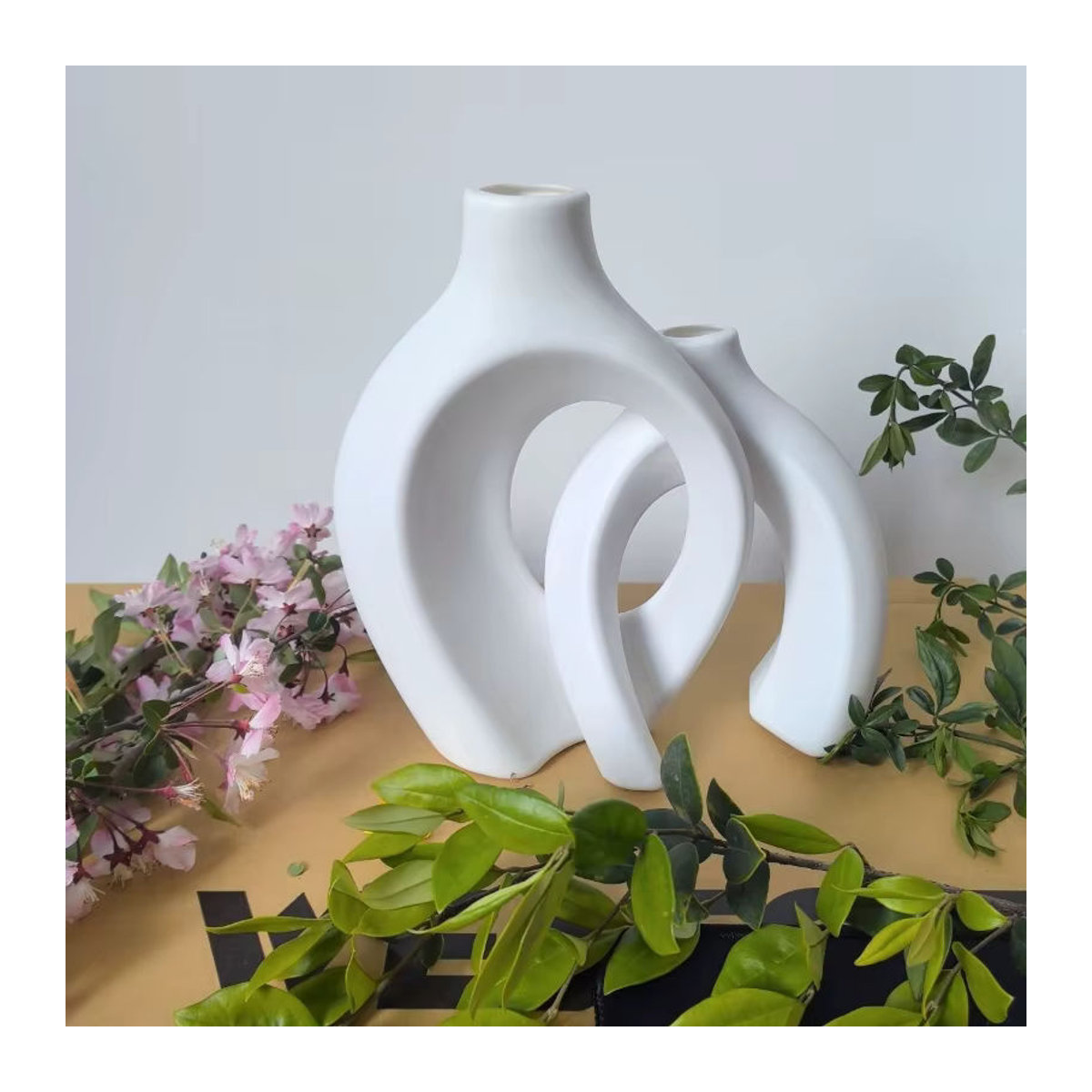 Dekorative weiße Vase in unregelmäßiger Form für Schnittblumen und Trockenblumen aus Keramik und Kunststoff - Bild 3